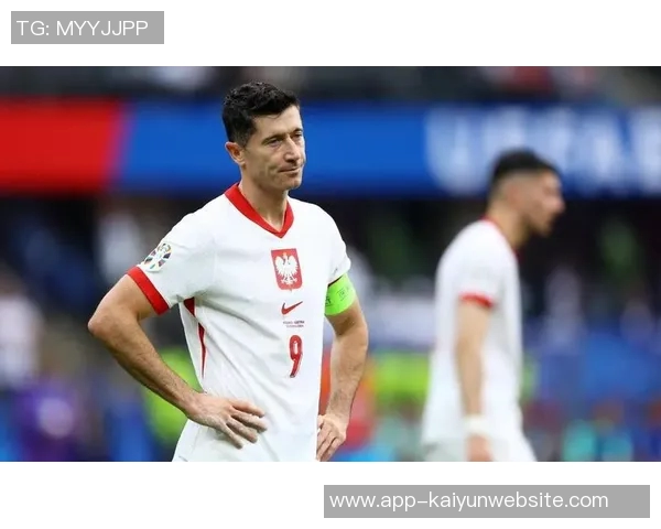 莱万回忆被前国家队主帅剥夺队长袖标时的震惊反应让我从椅子上摔了下来