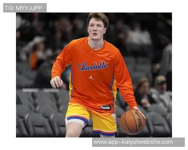 克尼佩尔高中展示母校球衣寄托希望期待他成为学生们的榜样